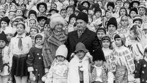 Câţi dintre noi nu îşi amintesc cu nostalgie şcoala şi învăţământul de altădată. MÄƒrturii Din Comunism BlestemaÈ›i Fie In Veci Cei Ce È™i Au BÄƒtut Joc De Noi È™i Cei Care Plang DupÄƒ Acele Vremuri De CoÈ™mar Podul