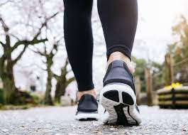 Mais il arriva que le petit prince, ayant longtemps marché à travers les sables, les rocs et les neiges, découvrit enfin une route. La Marche A Pied Pour Maigrir Magazine Avantages