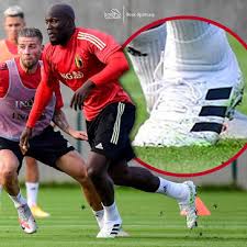 Han är son till den före detta fotbollsspelaren roger lukaku. Romelu Lukaku Kehrt Zum Mercurial Zuruck Nachdem Er In Adidas Copa Schuhen Trainiert Hat Kein Endorsement Deal Nur Fussball