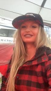 Lindsay Warner's Instagram, Twitter & Facebook