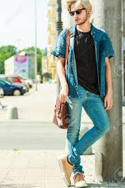 Découvrez notre sélection de costume homme de grandes marques à prix cassés ! Mode Homme Concept De Vetements De Style Urbain Guy De Hipster Marchant Dans La Ville Vetu D Un Costume De Jeans Sac A Main Male Et Lunettes De Soleil Sur Une Journee Ensoleillee