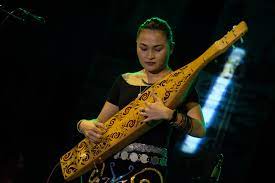 Ciri khas alat musik ini ada pada bagian ujungnya yang terdapat hiasan atau ukiran khas dari suku dayak yakni kepada burung elang. Indonesia Go Id Dentingan Sape Meremukkan Tulang Belulang