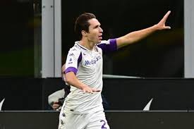 Juventus have signed italy winger federico chiesa on loan from fiorentina, serie a announced on monday just hours before the close of the transfer window. Gabung Juventus Federico Chiesa Dicap Pengkhianat Oleh Pendukung Fiorentina Halaman All Kompas Com
