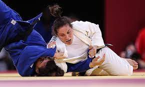 Os irmãos uta e hifumi são campeões olímpicos de judo a ideia de vencer como uma dupla de irmãos começou em 2018, quando ambos venceram os mundiais de judo de baku. I54ej6dqytfkvm