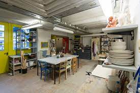 Features 2 built in extending leaves, perfect for smaller spaces and expands when needed. Kunstlerhaus Stuttgart Workshops