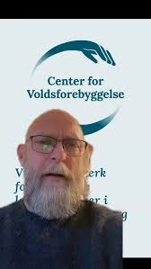 Jeg har deltatt i parade tidligere og fått drapstrusler i ettertid.  🏳️‍🌈Vi går i parade for dem som blir hjemme i frykt. 🫶 Les historiene og  vis din støtte via lenke