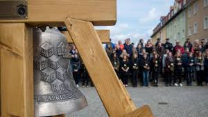 Dann steigt eine traurige melodie aus einem saxophon in den himmel. 16 Glockenschlage Fur Die Opfer Erfurt Erinnert An Amoklauf Aus Aller Welt