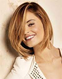 Taglio di capelli corti e ricci con ciuffo morbido per la . Epingle Sur Taglio