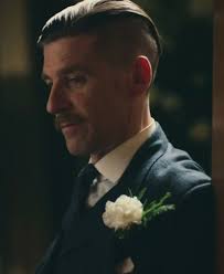 Come l'attore che interpreta thomas shelby, i suoi capelli peaky blinders sono diventati una scelta moderna popolare per molti ragazzi che desiderano uno stile . Pinterest Princesslivy16 Peaky Blinders Tv Series Peaky Blinder Haircut Peaky Blinders Hair