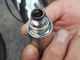 箱状で上部にプラグを突っ込む穴があり、内部にはサンドブラストの 粉が入っていました。 一応、プラグ用として販売されていたようですよ。 grainneさん： 転倒してかぶらせたり、オーバーフロー等したときに クランク内にガソリンがたまり何度もかぶる症状が出るときがあります。 35 ãã©ã°ç¼ã'ã®è¦æ¥µã Khç·¨ ããã ã¯ã¼ã«