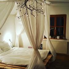 Palettenbett Mit 2 Ebenen Und Einem Freischnitt Damit Die Matratze Fast Bundig Abschliesst Wohnung Schlafzimmer Dekoration Himmelbett Selber Machen Palettenbett