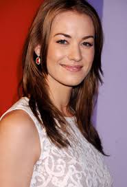 Anyone confused as to why Hannah McKay didn't even attempt to hide how she  looks knowing there was a manhunt after her? This is how she would have  looked with different hair . :