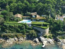 Decouvrez Les Villas Des Milliardaires Francais A Saint Tropez Saint Tropez Villa Maisons Insolites
