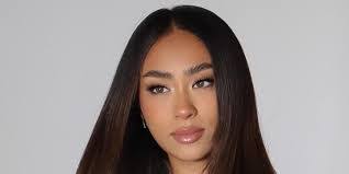 Savannah Hook's Instagram, Twitter & Facebook