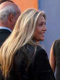 Dopo un esordio in qualità di attrice, ha debuttato come conduttrice televisiva alla fine degli anni ottanta. Mara Venier Wikipedia