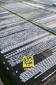 Derweil wird bekannt, dass auch frankreichs trainer didier deschamps betroffen ist. Greenpeace Aktion In Emden Umweltschutzer Legen Hunderte Vw Neuwagen Lahm