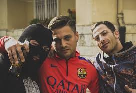 Inoltre il rapper casertano indossa spesso una collana il cui pendente è la ruota del camminante simbolo del popolo romanì. Speranza Il Rap Italiano E L Ultimo A Morire Recensione