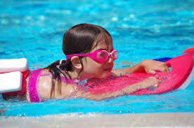 Natation Des Petits A Partir De 3ans Centre Aquatique Pour Cours D Aquagym Aquabike A Libourne Le Lugon Bleu