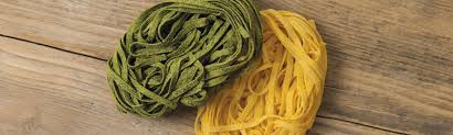 Un tipo di pasta che cattura tutto il suo sugo. Tagliatelle Paglia E Fieno Con Gli Spinaci