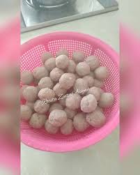 Masukkan dlm mesin kisar (food prosessor) isi ikan, lada sulah dan garam, mesin. Fishball Homemade Damia Roti Dan Kek Facebook