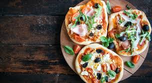 Capperi, alici, 1 mozzarella, 2 peperoni, 1 scatola di … idee di condimento, oltre a zucchine, cipolle e alici che vedete in foto: Pizza Gourmet 5 Ricette Da Veri Chef Aia Food