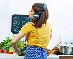 キッチン立ちバックの女性。女の子の楽しい料理します。の写真素材・画像素材 Image 83953665