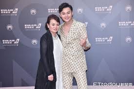 Jun 09, 2021 · 許富凱笑說，自己平時就喜歡看烹飪節目，靠著腦中殘留印象來完成，不過他料理期間他一度手忙腳亂，翻箱倒櫃找香菜，而細心如他在切洋蔥前，不忘戴上護目鏡，他苦笑說「有過淚流滿面的經驗」，這回為了保護好眼睛，拿起家中防疫的護目鏡，也藉機提醒粉絲「防疫期間，出門要戴護目鏡」。 åª½åª½è‡‰è‡­çœ‹è•­æ•¬é¨° è¨±å¯Œå‡±çœ‹å ±å°Žå¿ƒç¢Ž éžå¸¸å°ä¸èµ·æˆ'åª½ Ettodayæ˜Ÿå…‰é›² Ettodayæ–°èžé›²