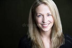 La Bella Dueña Rubia Examina a Su Mascota Peruana La Pone En La Mesa  Delante De Ella. Mascotas Sanas. Momentos Felices. Imagen de archivo