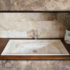 Si può optare per materiali nobili come da sempre è considerata la pietra naturale , ed in particolare il travertino, abbinati a complementi high tech. Lavabi In Pietra Per Il Bagno Le Loro Caratteristiche E Come Si Sposano Con L Ambiente Pietre Di Rapolano