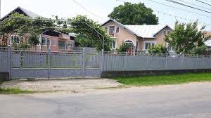 Situata pe strada amurgului, inconjurata de case noi construite, o zona in plina dezvoltare rezidentiala, pe strada sunt disponibile serviciile de canalizare si apa curenta. Casa Lucieni Jud Dambovita Casa De Vanzare Anuntul Ro