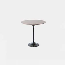 Tulip tables were originally designed by eero saarinen, an american/finnish architect known for his futuristic style. Dark Walnut Wood Tulip Side Table Round