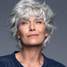 For fall/winter 2018 there was no shortage of success stories and breakout buzz. Coupe Courte Assumez Vos Cheveux Blancs Gris Votre Image En Lumiere
