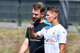 Hannes wolf (borussia mönchengladbach) wins a free kick in the defensive half. Aktuelles Uber Borussia Monchengladbach Ein Mentalitatsspieler Mit Fussballerischen Qualitaten