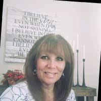 Lori Ellen's Instagram, Twitter & Facebook