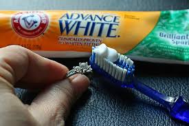 Ter lekelerinden kurtulmanın yolu koltuk altlarınıza deodorant yerine diş macunu sürerseniz hem ter lekelerinden hem de ter kokusundan kurtulabilirsiniz. Dis Macunlarini Dis Fircalamak Disinda Kullanabileceginiz 19 Farkli Yol Onedio Com