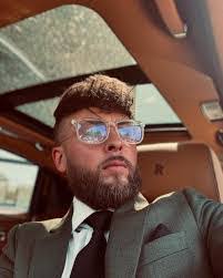 Julie Mescher's Instagram, Twitter & Facebook