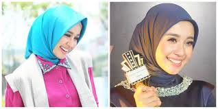 Tangannya yang mungil itu mulai menggenggam batang kemaluanku dengan penuh dan mengocoknya pelan. 6 Trik Sederhana Memilih Bahan Hijab Sesuai Bentuk Wajah Supaya Kamu Nggak Kebingungan Lagi
