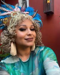 Did a shoot for an upcoming feature. Felt cute, sharing the moment. 🔥  Hair/Makeup x @phoenixroseartistry #BTS #TheFiyaBirds #RobinBarnes