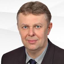 Pintér Sándor főosztályvezetője, egy kórházigazgató és ismeretlen fiatalok  kaptatnak a fideszes dombságban