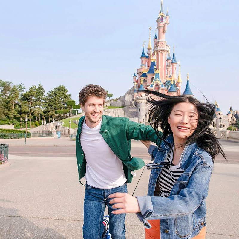 Vanuit Parijs: Disneyland® Paris 2-Park Tickets met Shuttle Bus Transfers