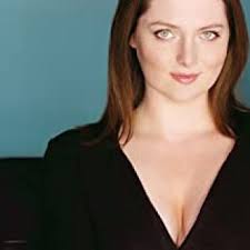 Lexi (played by Lauren Ash) outfits