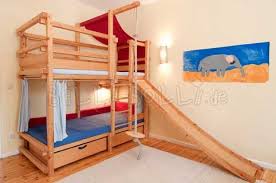 Etagenbett Mit Rutsche Kletterseil Schaukelteller Und Bettkasten Unten Vorhange Und Polsterkissen Die Leiter Ist Hier In Etagenbett Bett Etagenbett Kinder