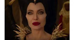 Meeting a human boy who strays into this perfect world, maleficent falls in love. Totalitas Angelina Jolie Untuk Perannya Di Maleficent 2 News Entertainment Fimela Com