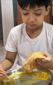 Wala ata kayong mesa." Maraming nagtataka kung bakit sa lapag kami madalas  kumain. Ito ay Sunnah sa aming mga Muslim, ang sunnah ay mga kaugalian o  tradisyon na ginagawa ng aming propeta