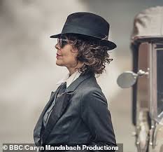 Like many of the big moments in her life, she chooses to wear a suit to get the job done. Peaky Blinders Helen Mccrory Shows Off Fierce Make Over For The Gangster Drama S Fifth Series Daily Mail Online