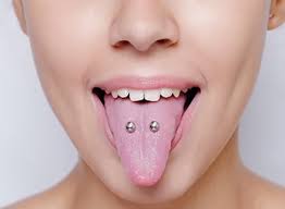 Venom bites piercings guide with all risks, pros and cons, healing times, venom piercing aftercare venom piercings, however, consist of two smaller sized piercings on the left and right of the tongue. Venom Piercing Die Richtige Pflege Prontolind De
