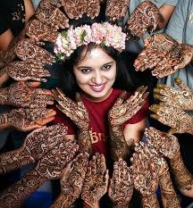 Woow The Beautiful Glimpse Of Mehendi Ceremony Happy Bride Along Her F Indian Wedding Photography Poses Indian Wedding Couple Photography Mehendi Photography