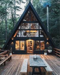 Desain rumah minimalis satu lantai ini memang unik dan modern dimana meskipun ada sedikit kendala dalam hal luas lahan, namun bukan berarti kendala tersebut tidak mungkin untuk diatasi asal pengaplikasian desain pada rumah yang akan dibangun baik dan tepat. 50 Inspirasi Rumah Minimalis Desain Denah Keren