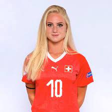All new football kits and boots. Yesil Sahalarin Tozunu Basarisinin Yaninda Guzelligiyle De Attiran Kadin Futbolcu Alisha Lehmann Onedio Com
