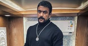 ظرف زمان منصوب، متعلق بـ تكلّم. Ø£Ø­Ù…Ø¯ Ø§Ù„Ø¹ÙˆØ¶Ù‰ Ø§Ù„Ø§Ø®ØªÙŠØ§Ø± Ø¹Ù…Ù„ ØºÙŠØ± Ù…Ø³Ø¨ÙˆÙ‚ ÙˆØ¨Ø°Ù„Øª Ù…Ø¬Ù‡ÙˆØ¯Ø§ Ù„Ù„Ø®Ø±ÙˆØ¬ Ù…Ù† Ø´Ø®ØµÙŠØ© Ù‡Ø´Ø§Ù… Ø¹Ø´Ù…Ø§ÙˆÙ‰ Ø§Ù„ÙŠÙˆÙ… Ø§Ù„Ø³Ø§Ø¨Ø¹